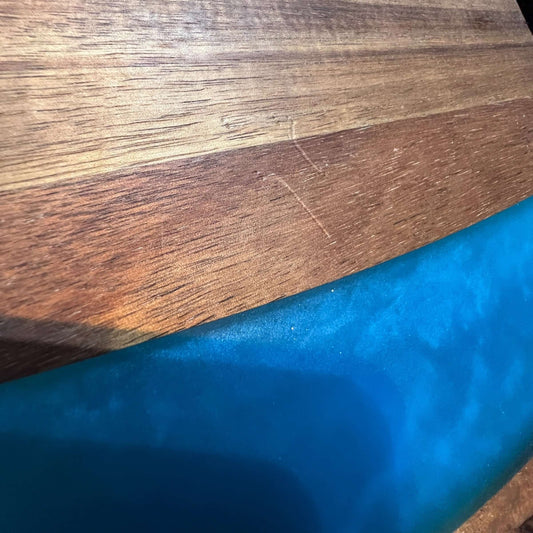 Acacia houten snijplank met epoxy detail | detail foto van epoxy