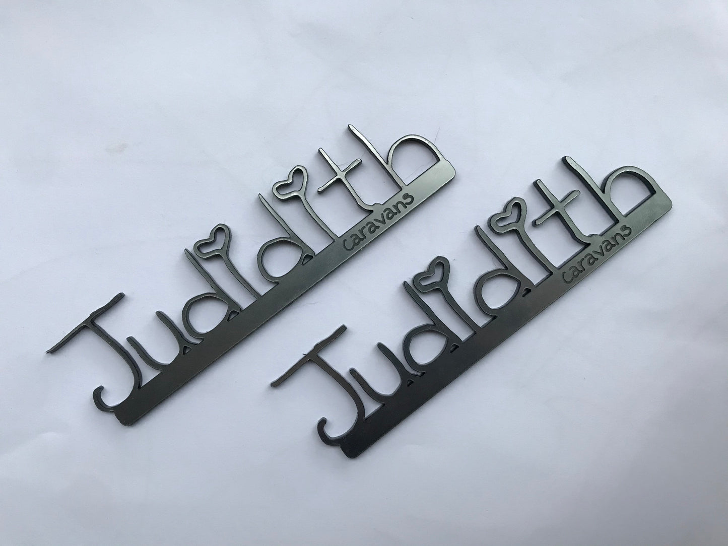 Caravan Logo op Maat – Luxe Embleem van Acrylaat