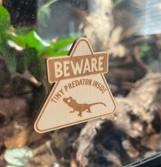 Beware – Tiny Predator Inside Houten Waarschuwingsbordje
