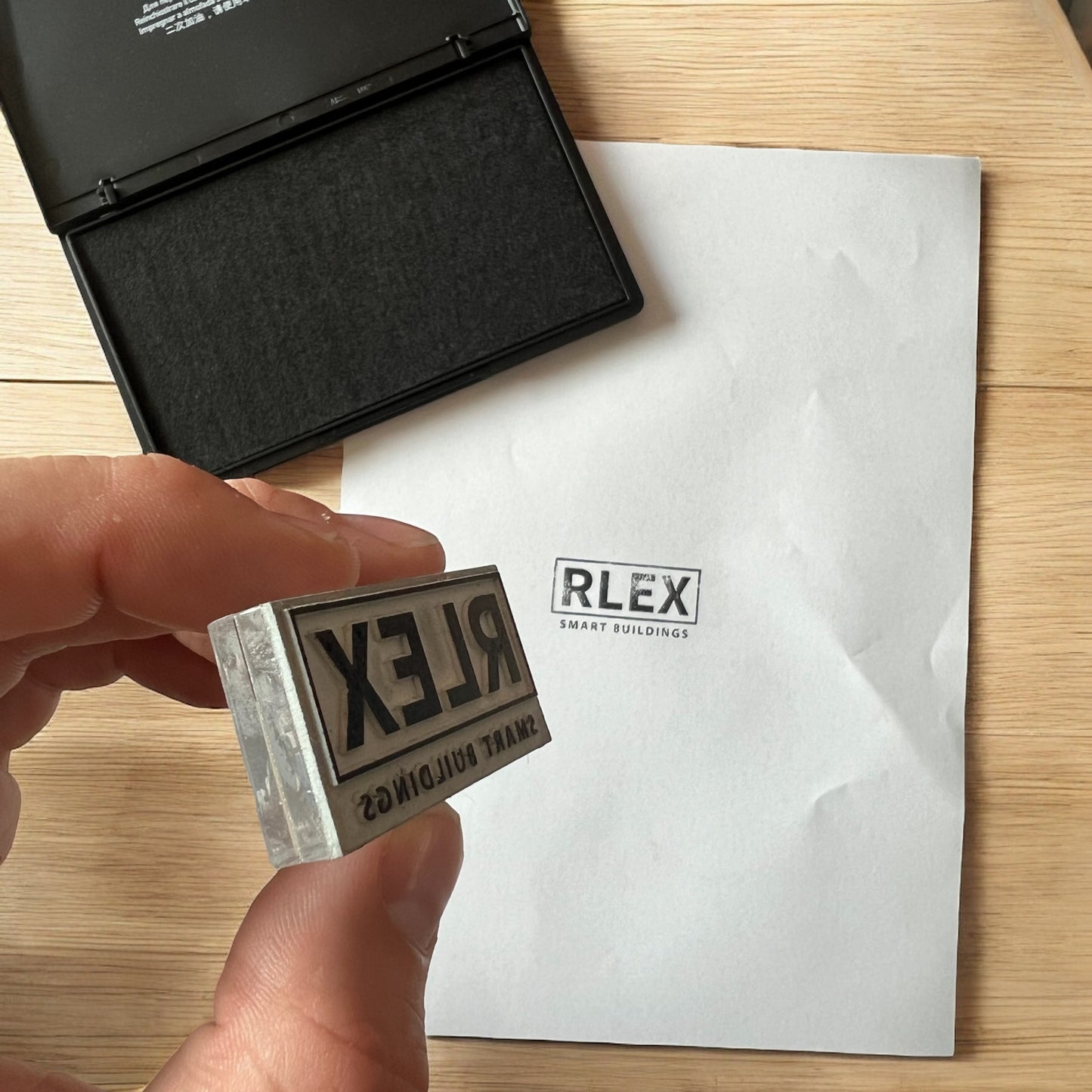 Stempel op Maat – Duurzaam & Gepersonaliseerd met Lasergravure
