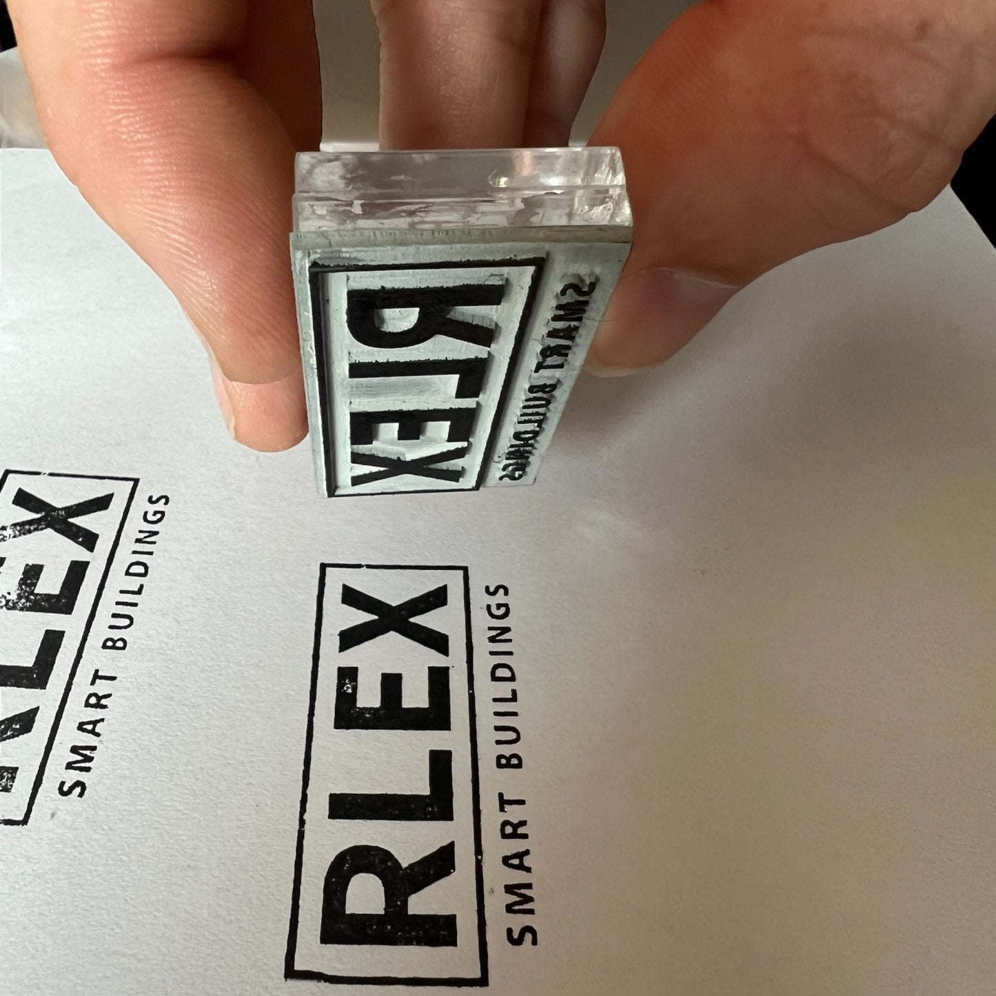 Stempel op Maat – Duurzaam & Gepersonaliseerd met Lasergravure