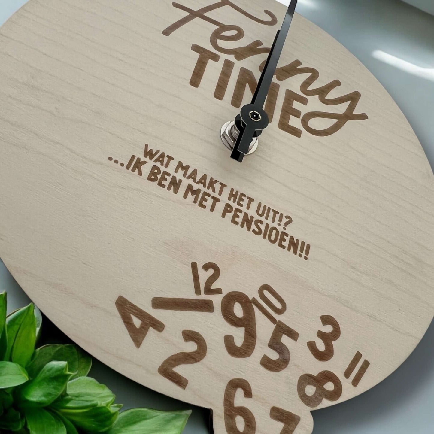 detail Lasergesneden & gegraveerde pensioenklok