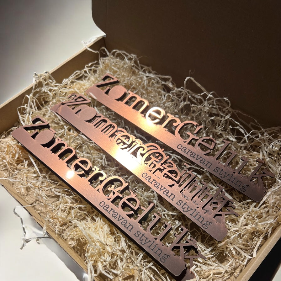 Caravan Logo op Maat – Luxe Embleem van Acrylaat