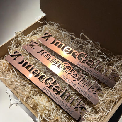 Caravan Logo op Maat – Luxe Embleem van Acrylaat