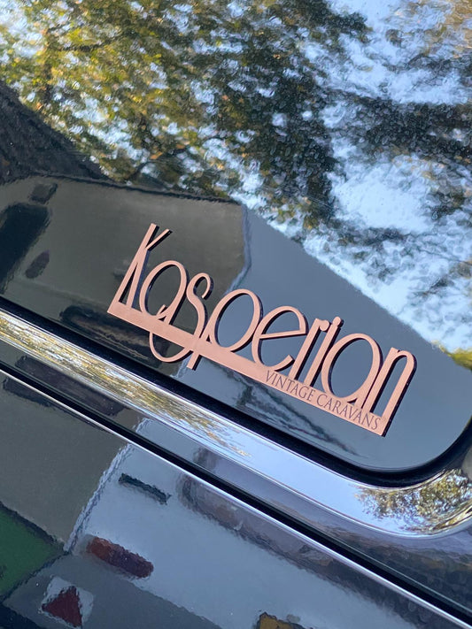 Caravan Logo op Maat – Luxe Embleem van Acrylaat