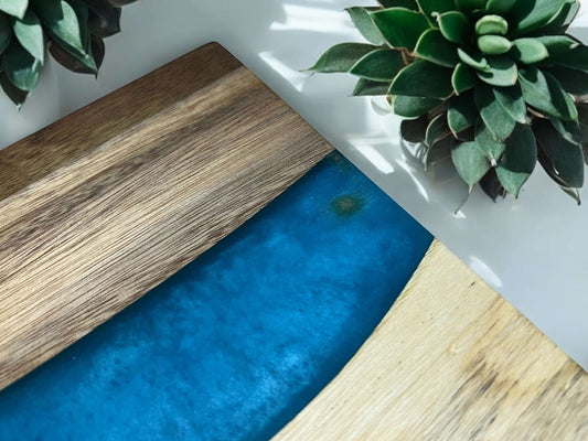 Acacia houten snijplank met epoxy detail | personaliseer hem nu!